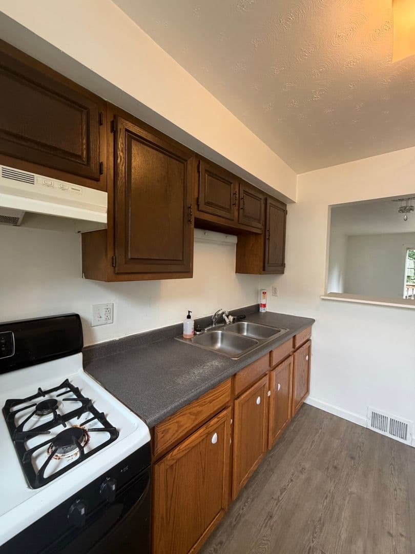 Tarentum Apartment: 19 A-B E. 10th Ave
