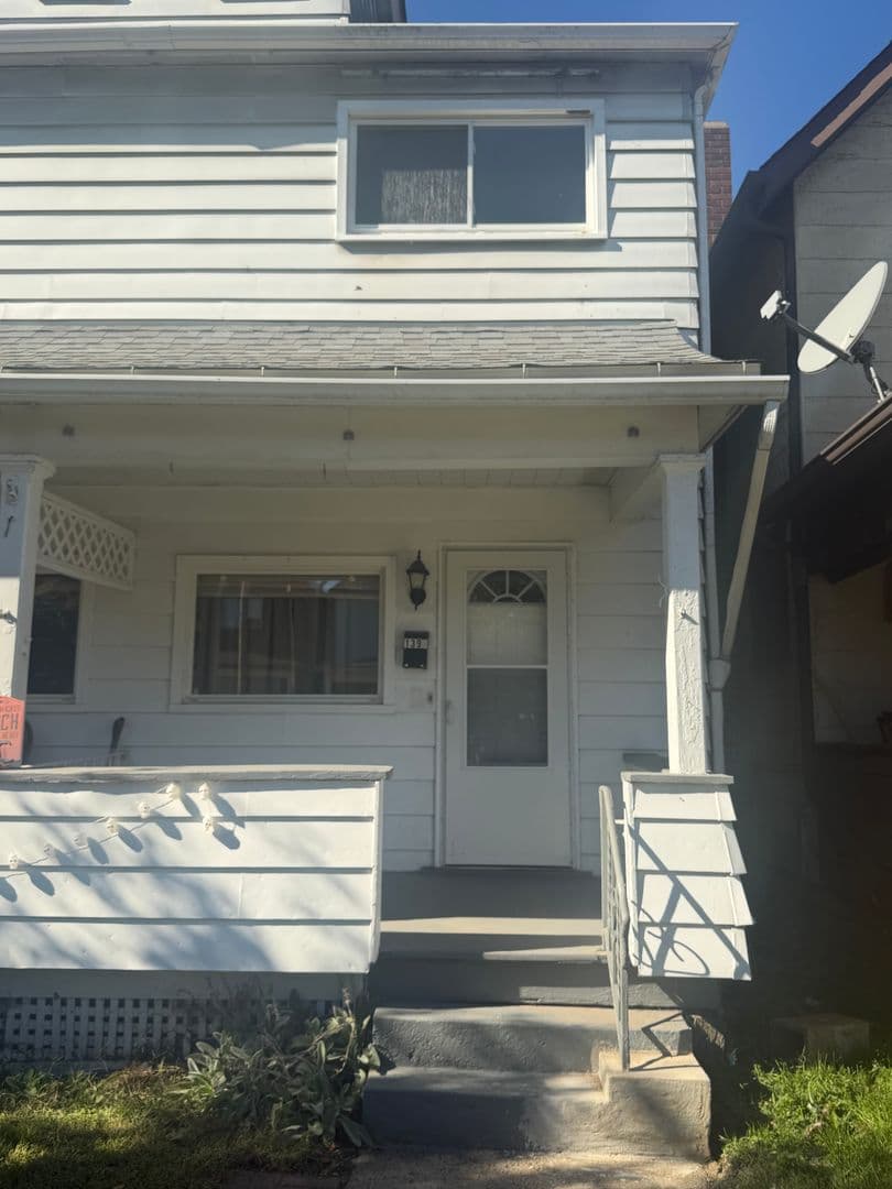 Vandergrift Apartment: 139 1/2 A, B Jefferson Ave