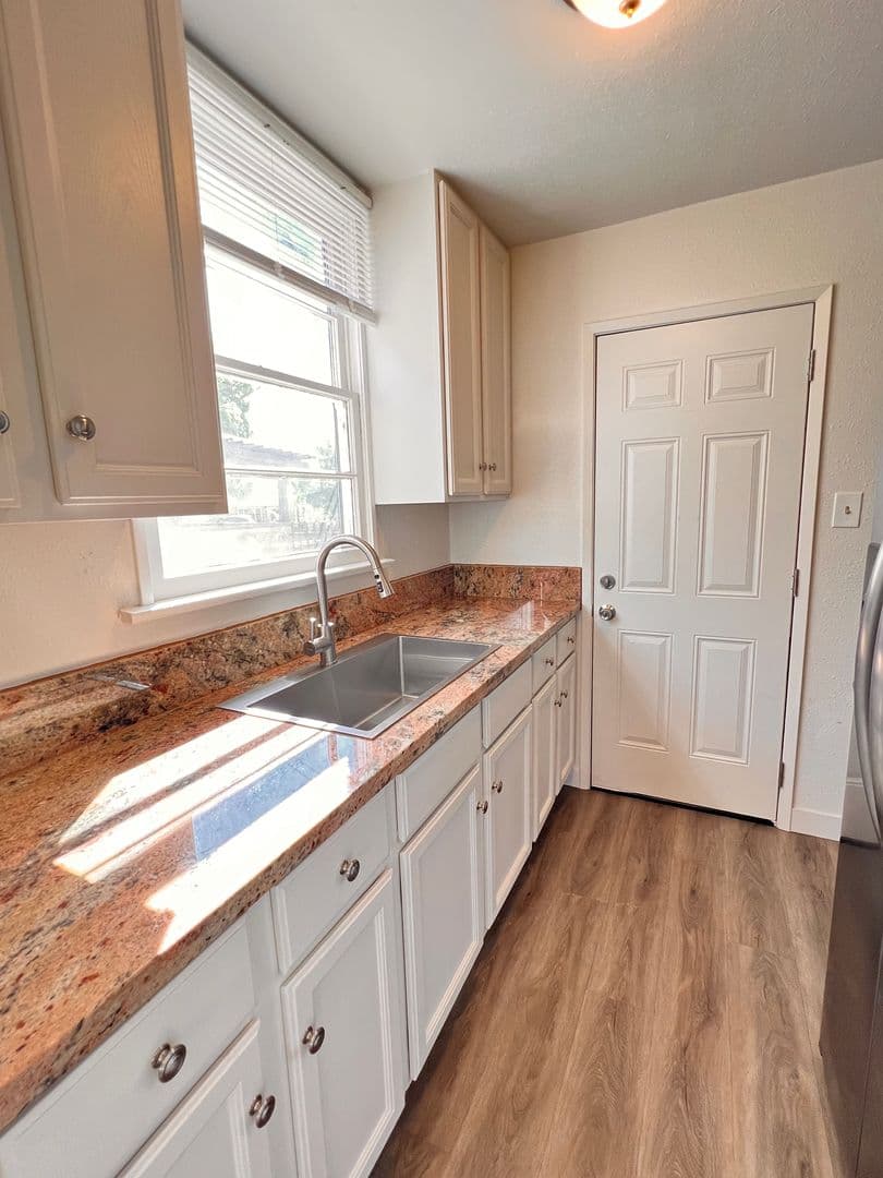 Bakersfield Apartment: 2003 Lester St.