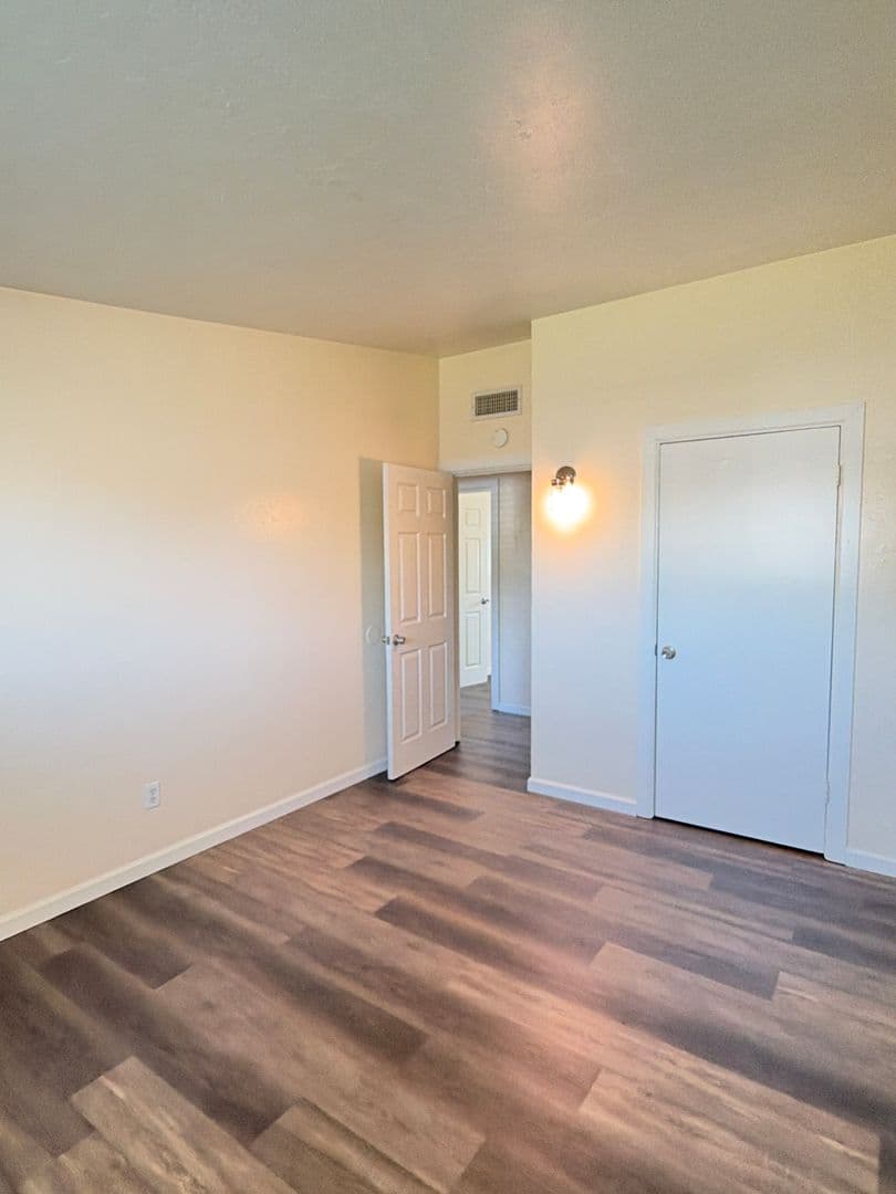 Bakersfield House: 2319 University Ave