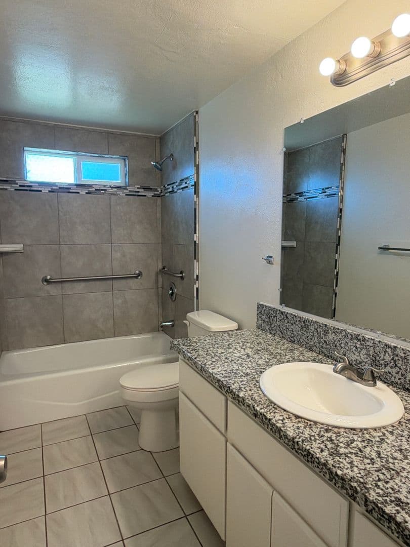 Bakersfield House: 2319 University Ave