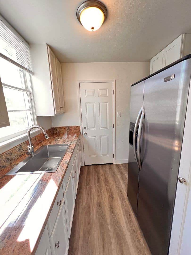 Bakersfield Apartment: 2003 Lester St.