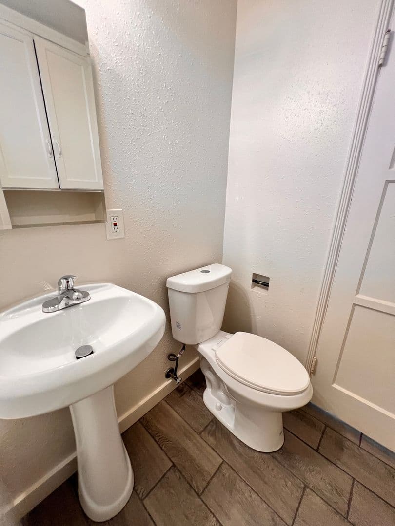Bakersfield Apartment: 2003 Lester St.