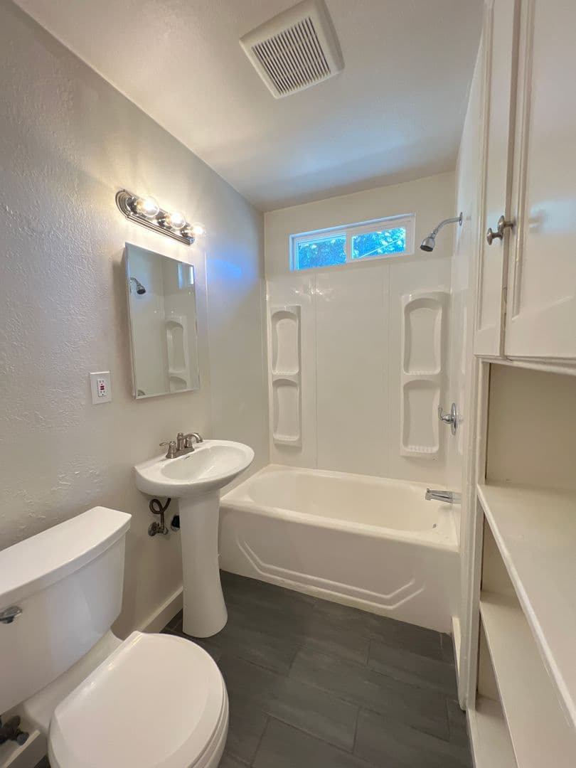 Bakersfield Apartment: 2003 Lester St.