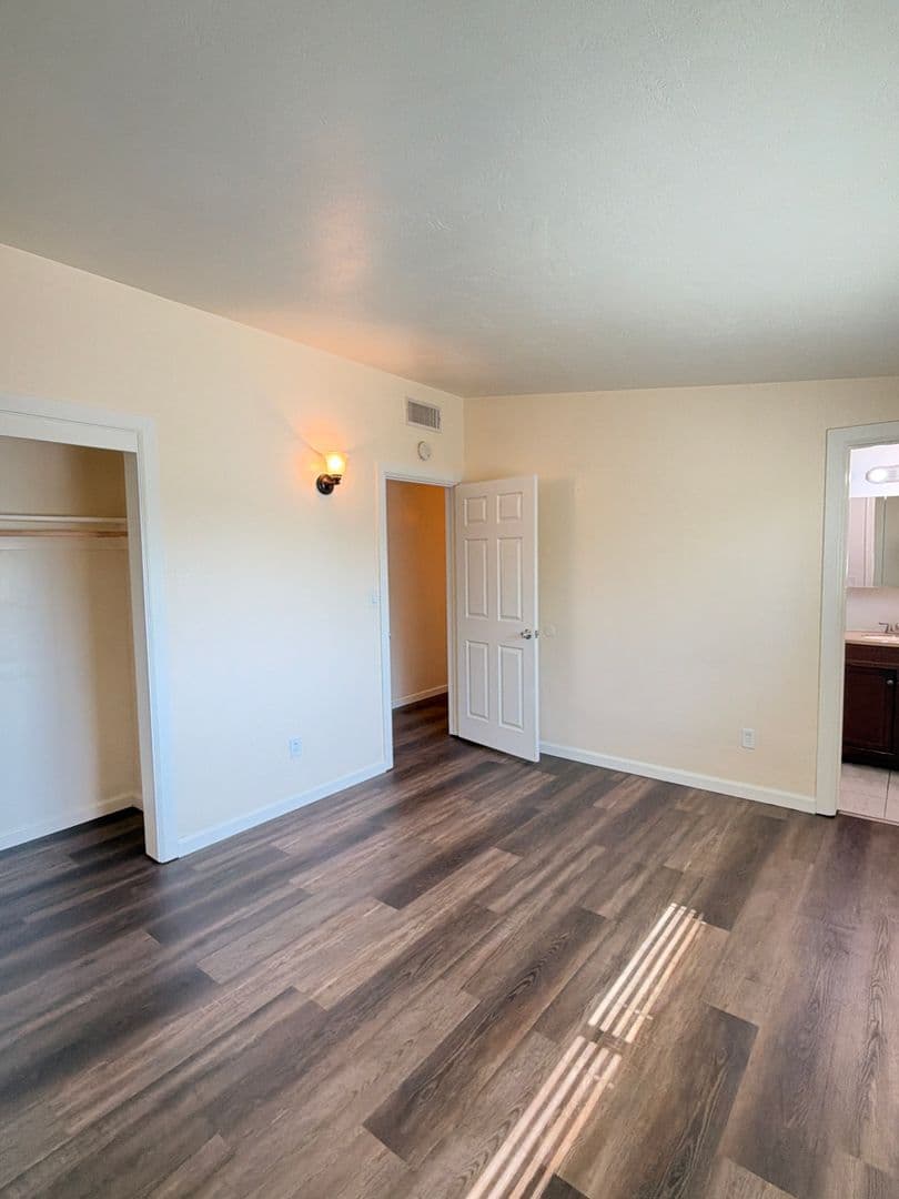 Bakersfield House: 2319 University Ave