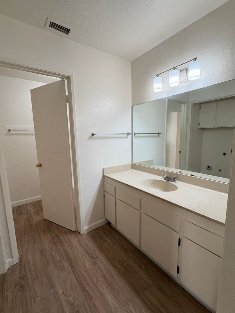 Bakersfield Apartment: 4700 Columbus St.