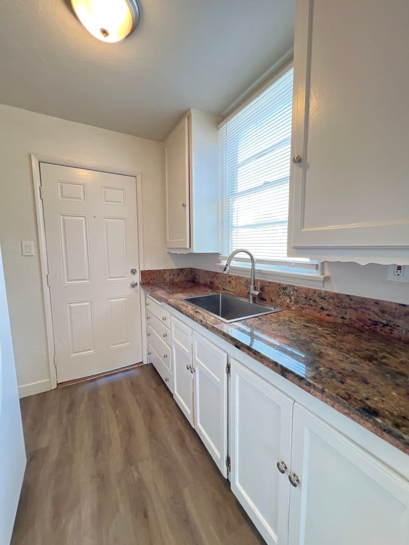 Bakersfield Apartment: 2003 Lester St.