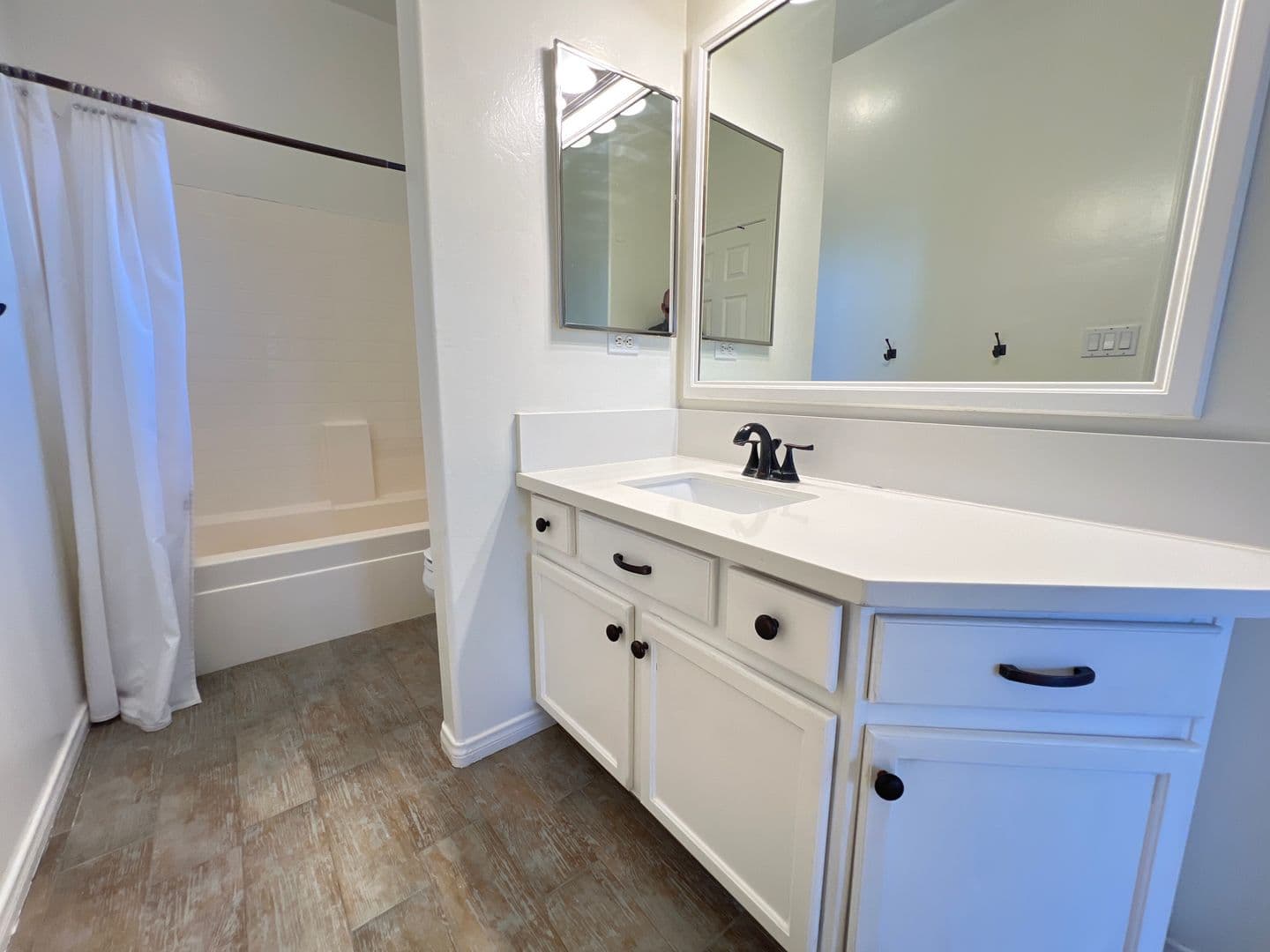 Bakersfield House: 3006 Tresselwyck Ln.