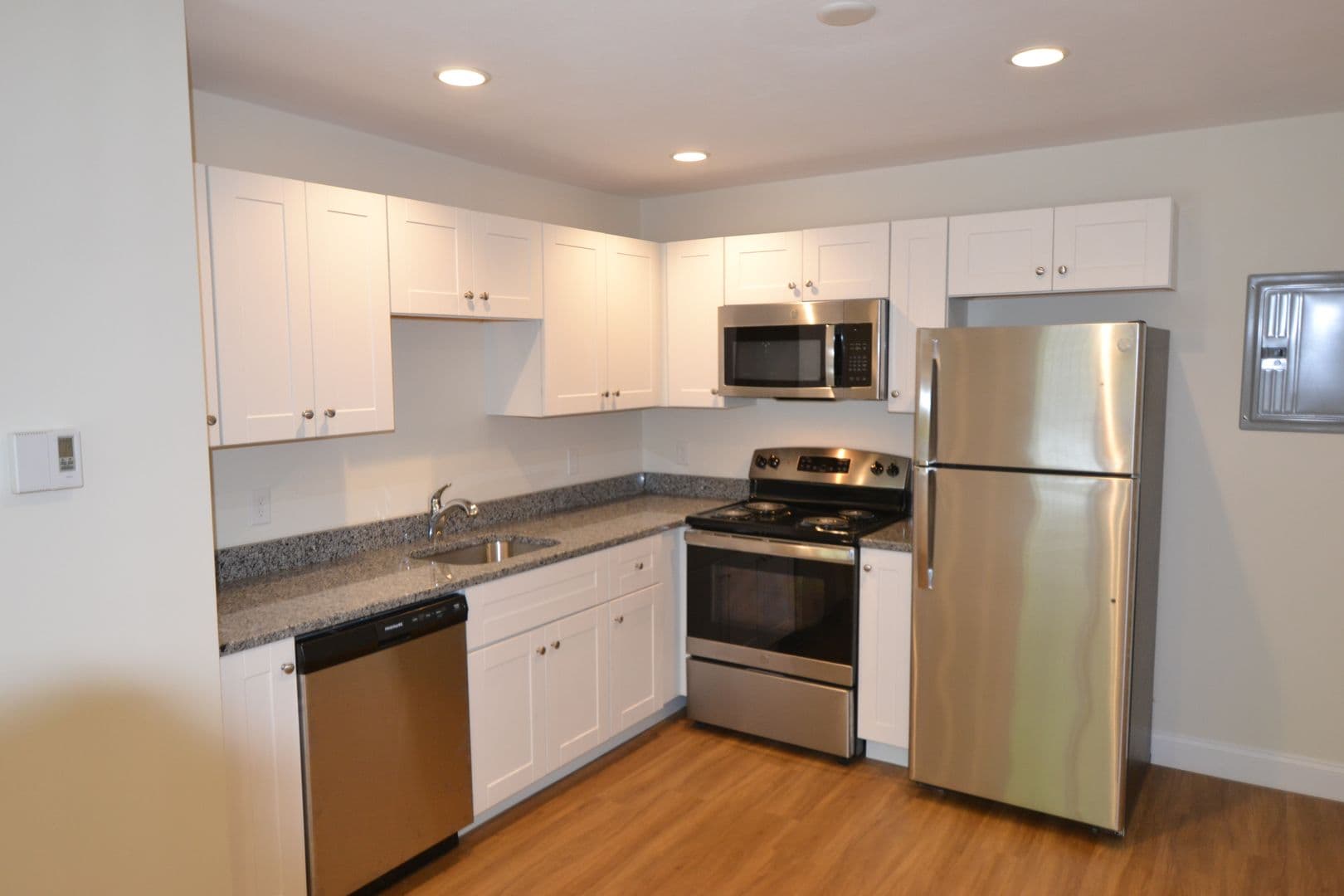 AMESBURY Apartment: 100-106 WHITEHALL RD