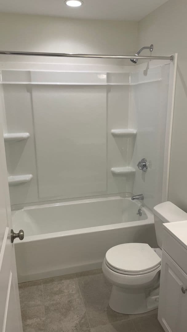 AMESBURY Apartment: 100-106 WHITEHALL RD