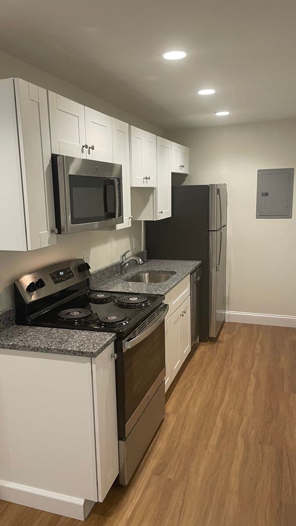 AMESBURY Apartment: 100-106 WHITEHALL RD