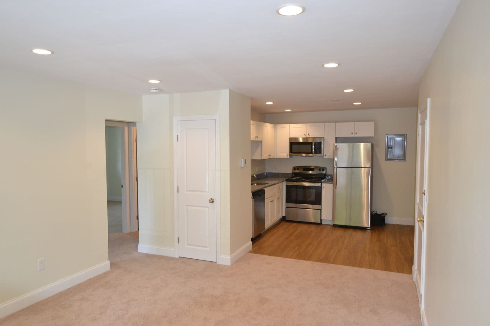 AMESBURY Apartment: 100-106 WHITEHALL RD
