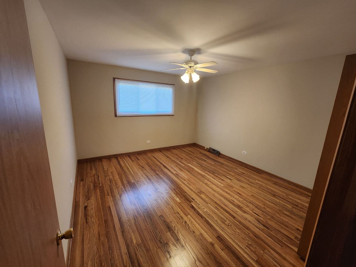 South Holland House: 16710 Kenwood Ave