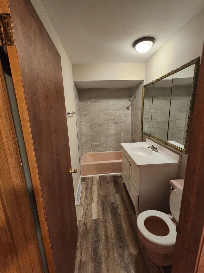 South Holland House: 16710 Kenwood Ave
