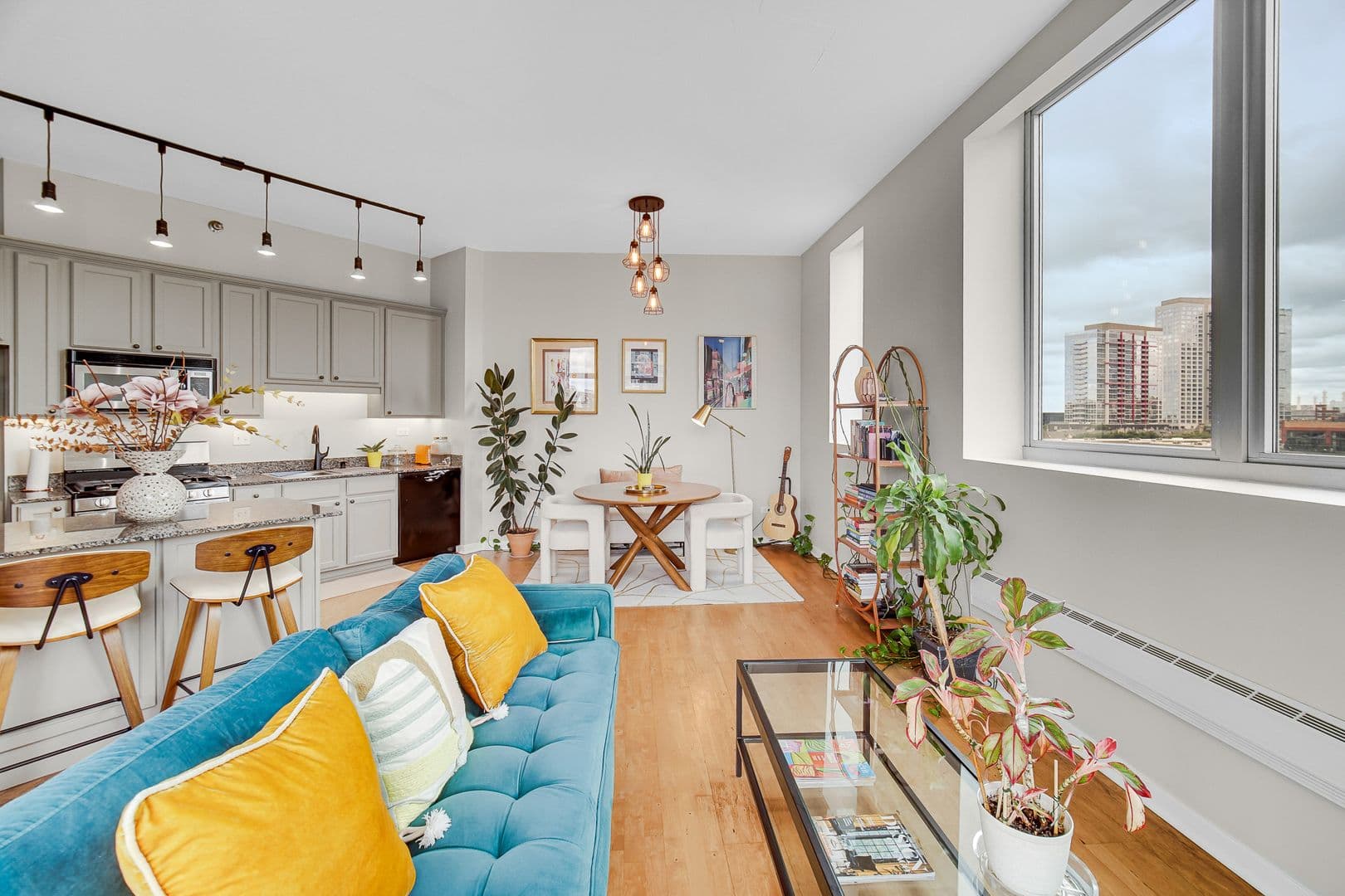 Chicago Apartment: 1600 S Indiana Ave
