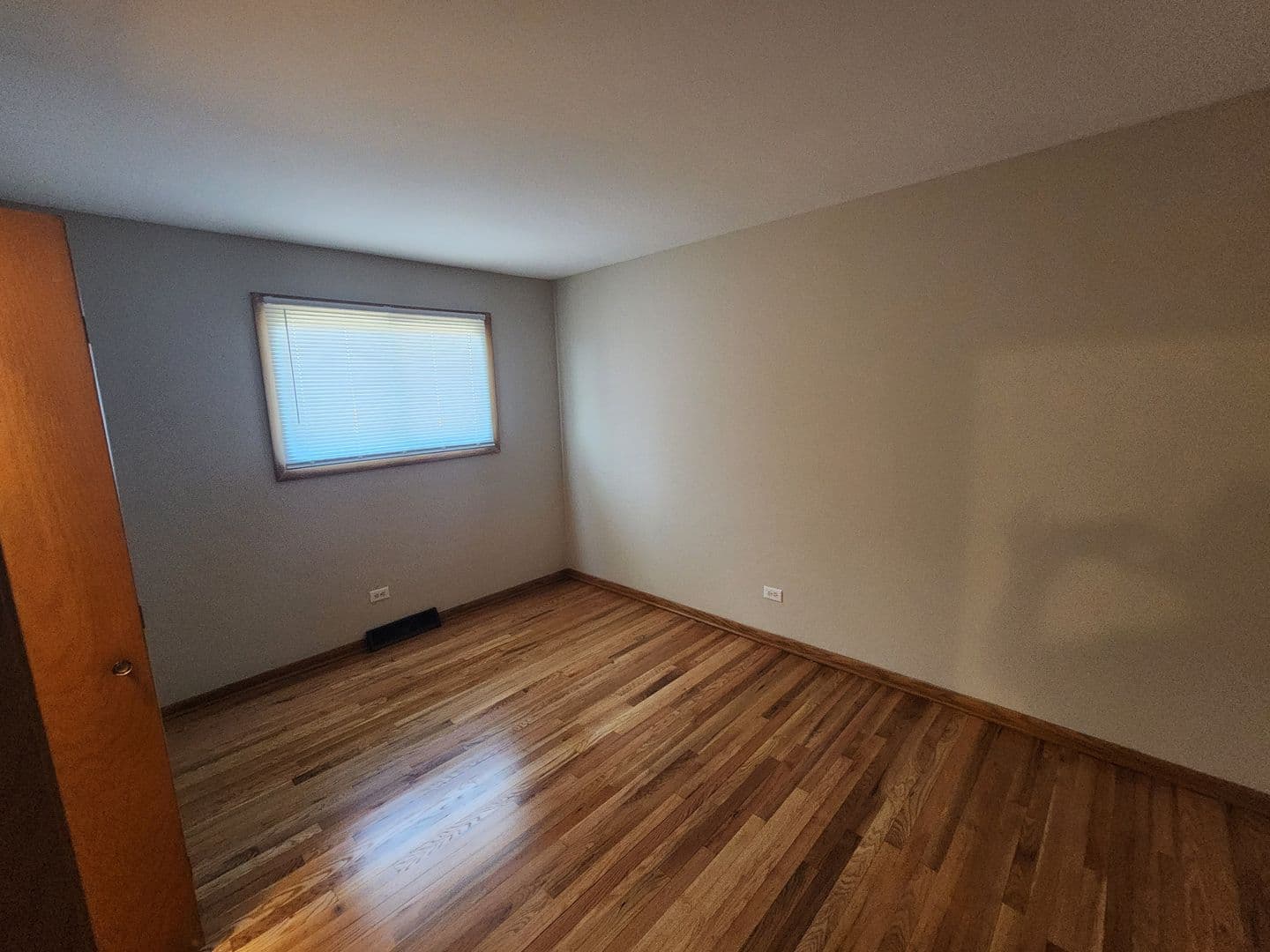 South Holland House: 16710 Kenwood Ave