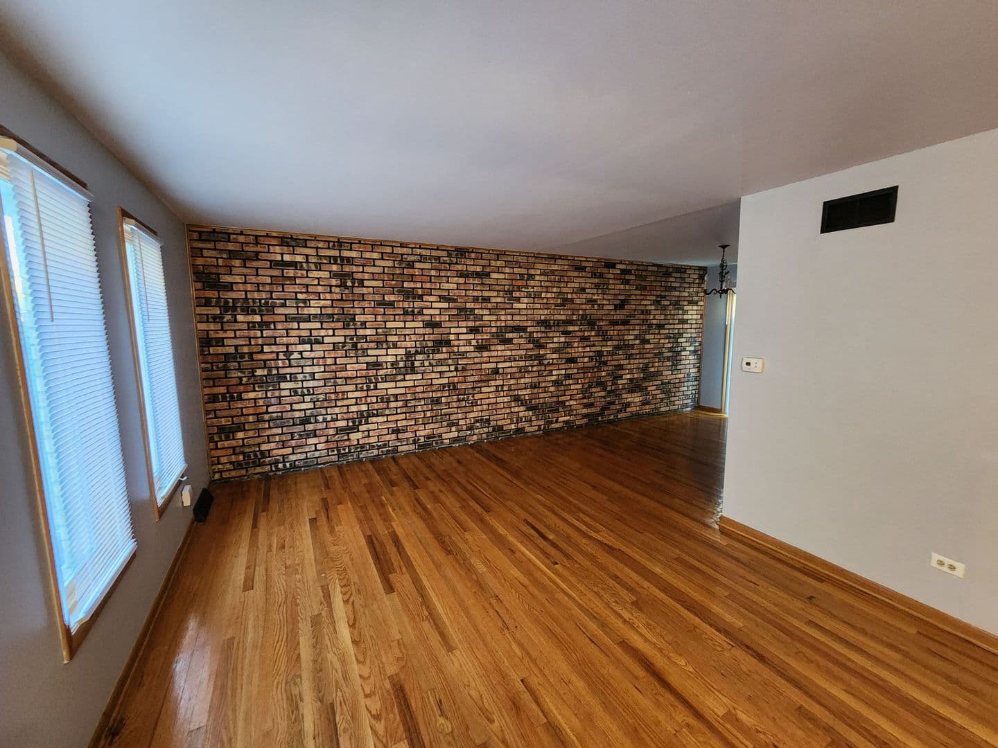 South Holland House: 16710 Kenwood Ave