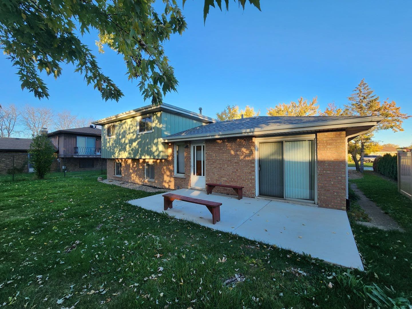South Holland House: 16710 Kenwood Ave