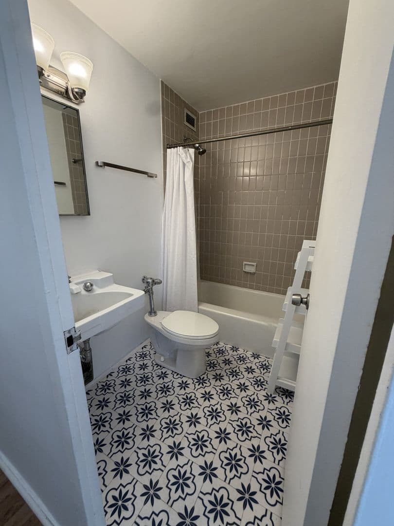Chicago Apartment: 1400 E 55th Pl