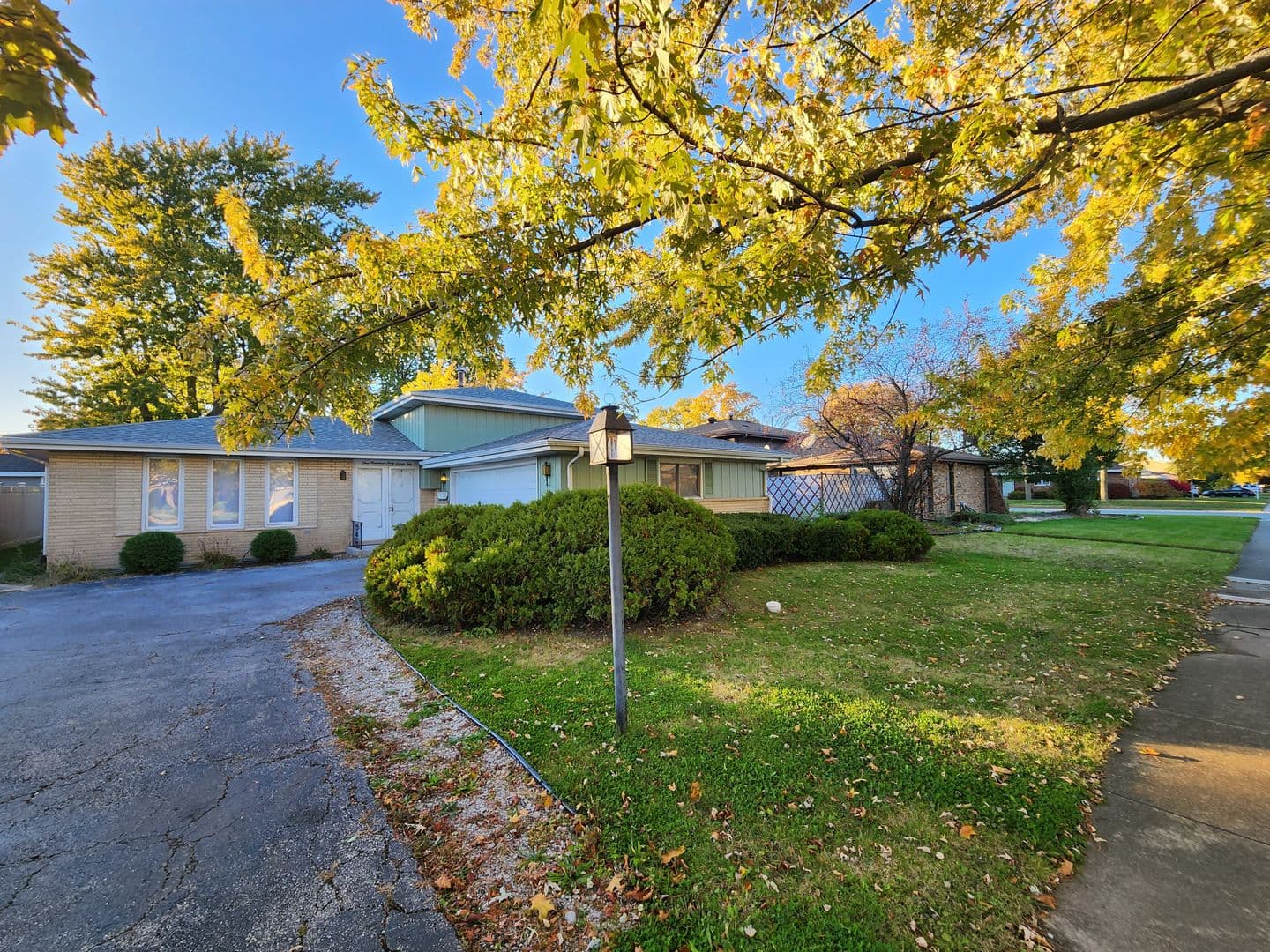 South Holland House: 16710 Kenwood Ave