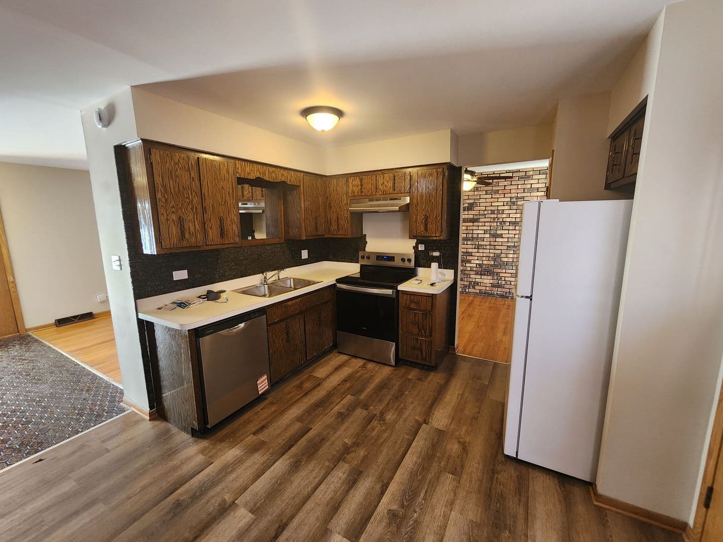 South Holland House: 16710 Kenwood Ave