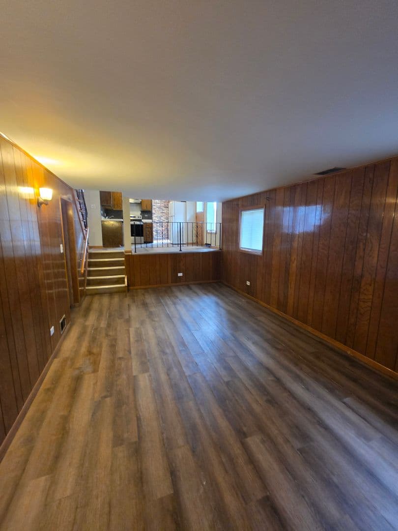 South Holland House: 16710 Kenwood Ave