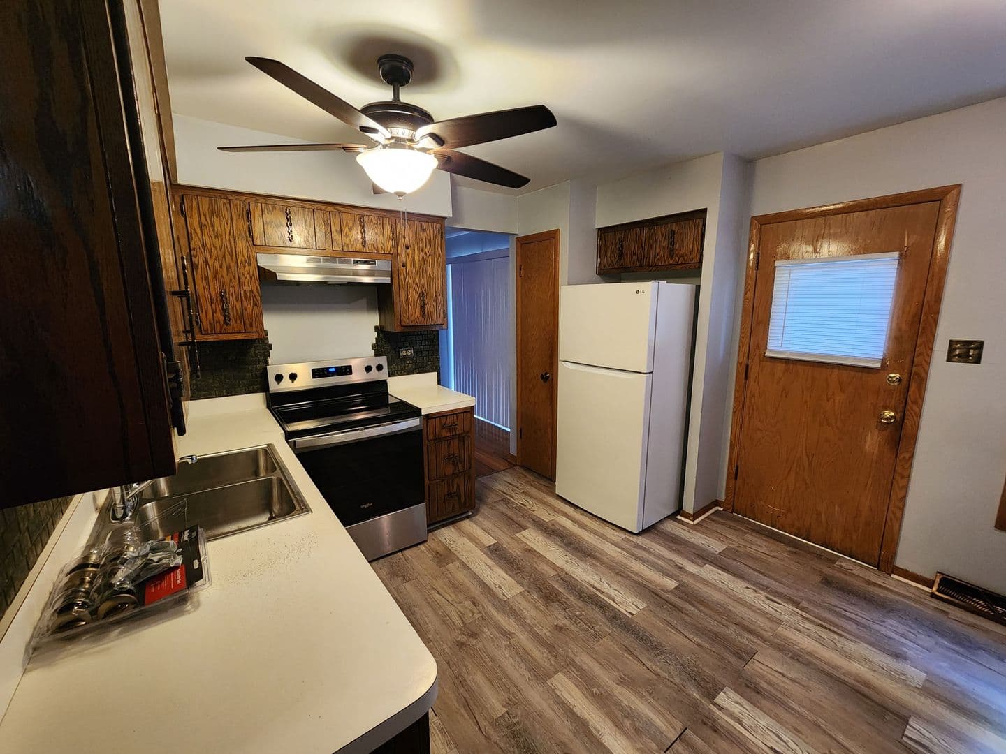 South Holland House: 16710 Kenwood Ave