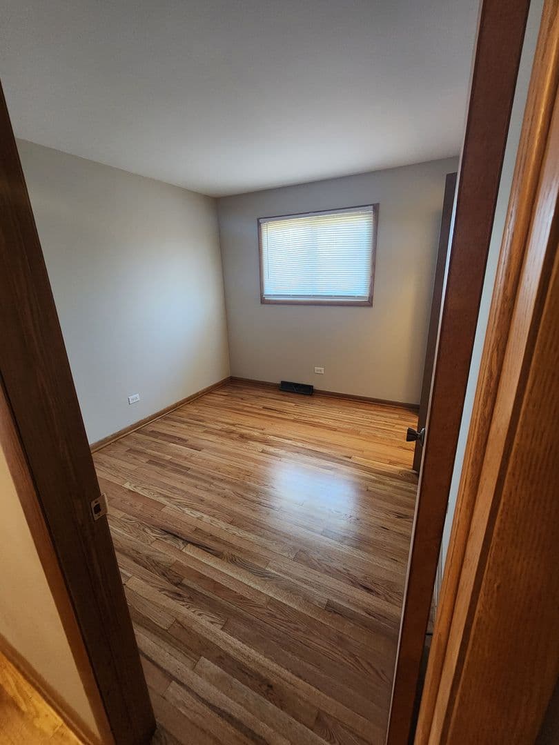 South Holland House: 16710 Kenwood Ave
