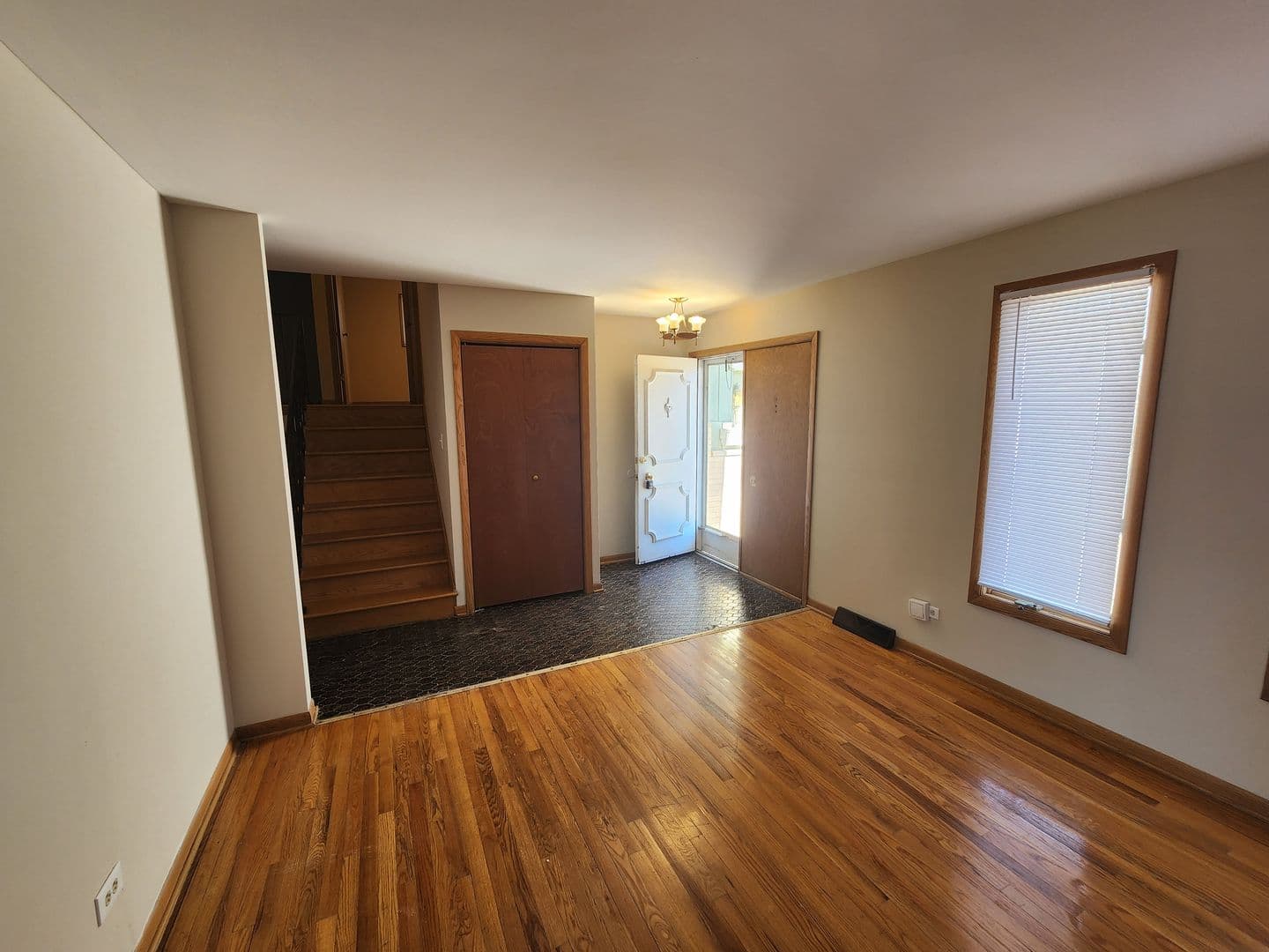 South Holland House: 16710 Kenwood Ave
