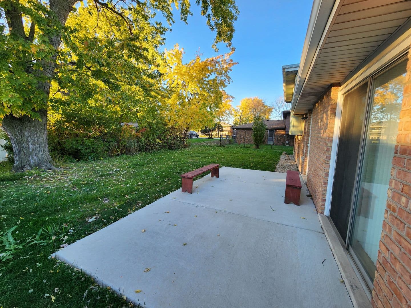 South Holland House: 16710 Kenwood Ave