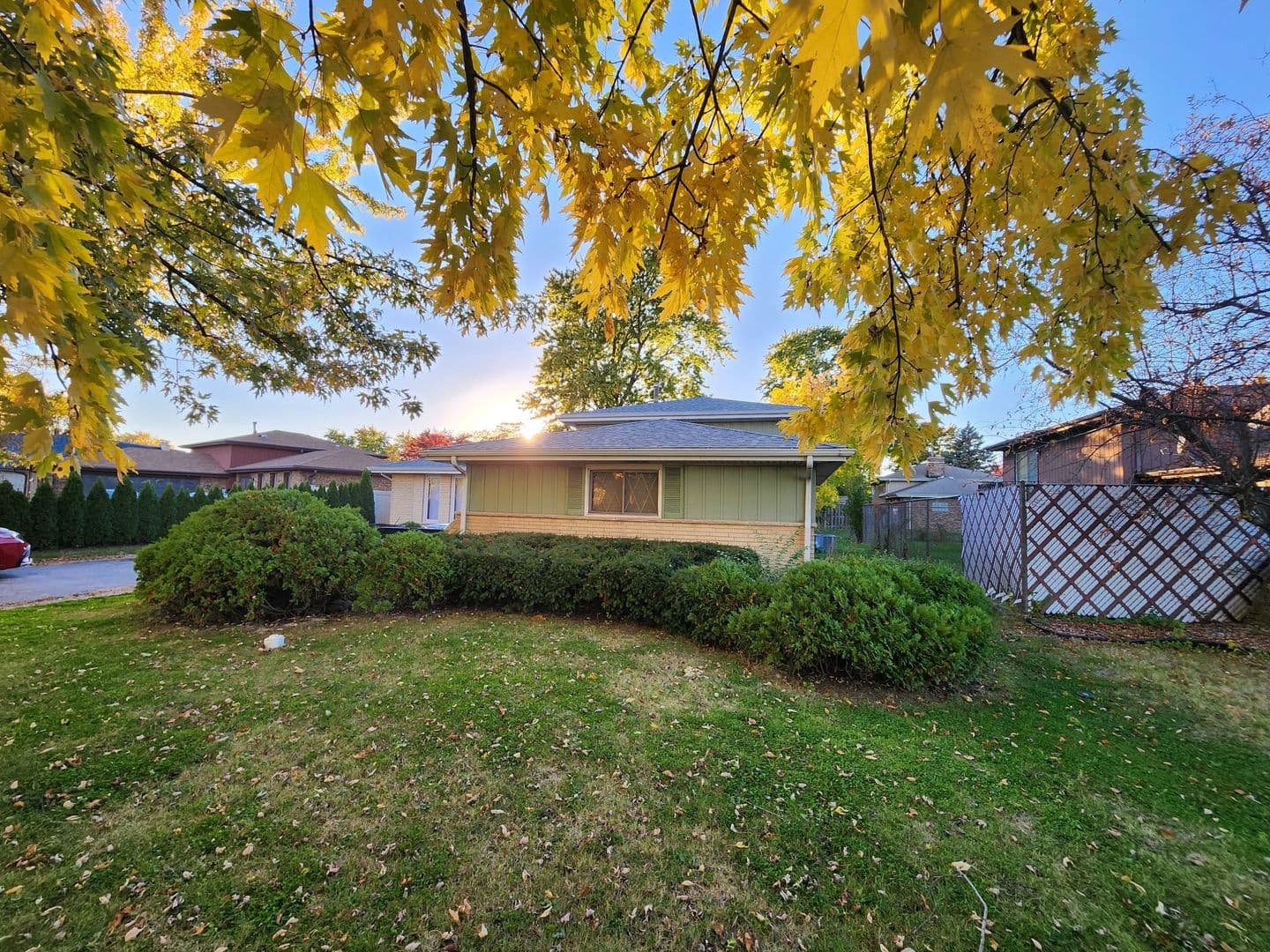 South Holland House: 16710 Kenwood Ave