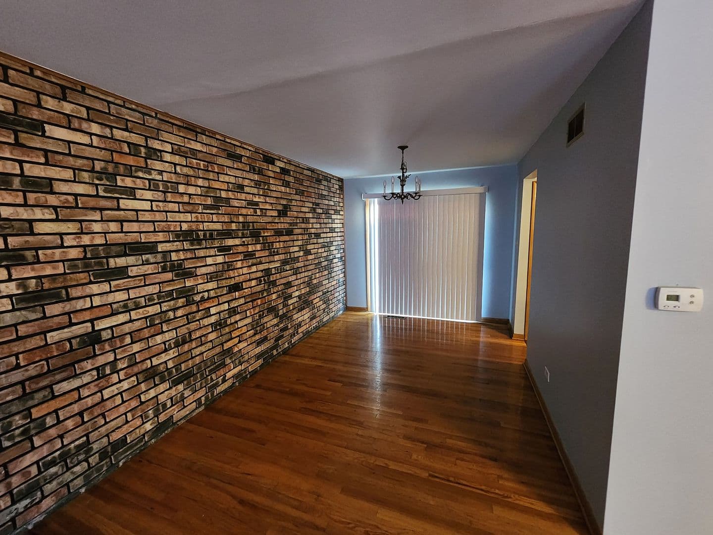 South Holland House: 16710 Kenwood Ave