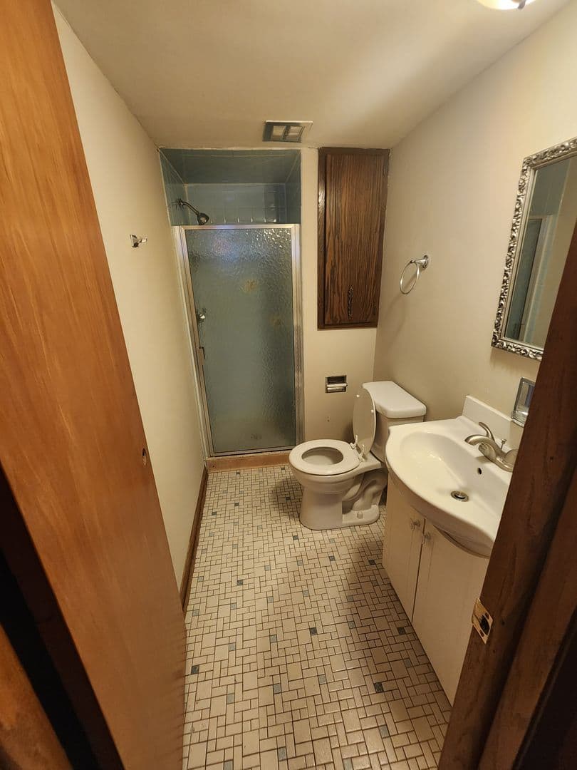South Holland House: 16710 Kenwood Ave