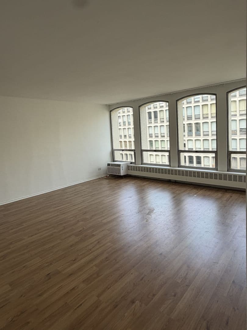 Chicago Apartment: 1400 E 55th Pl