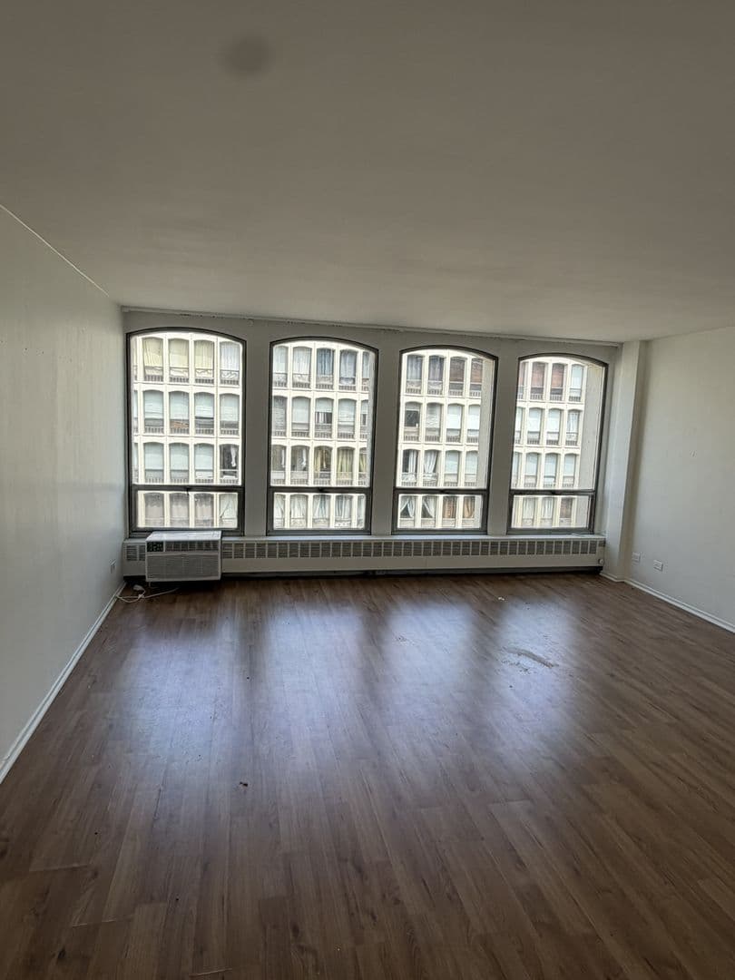 Chicago Apartment: 1400 E 55th Pl