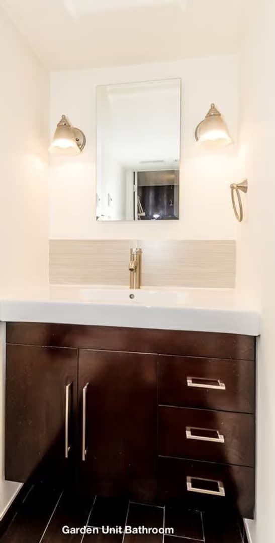 Chicago Apartment: 5052 N Wolcott Ave