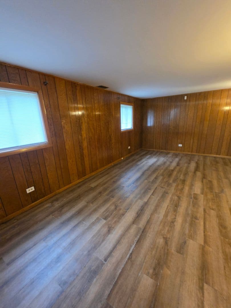 South Holland House: 16710 Kenwood Ave