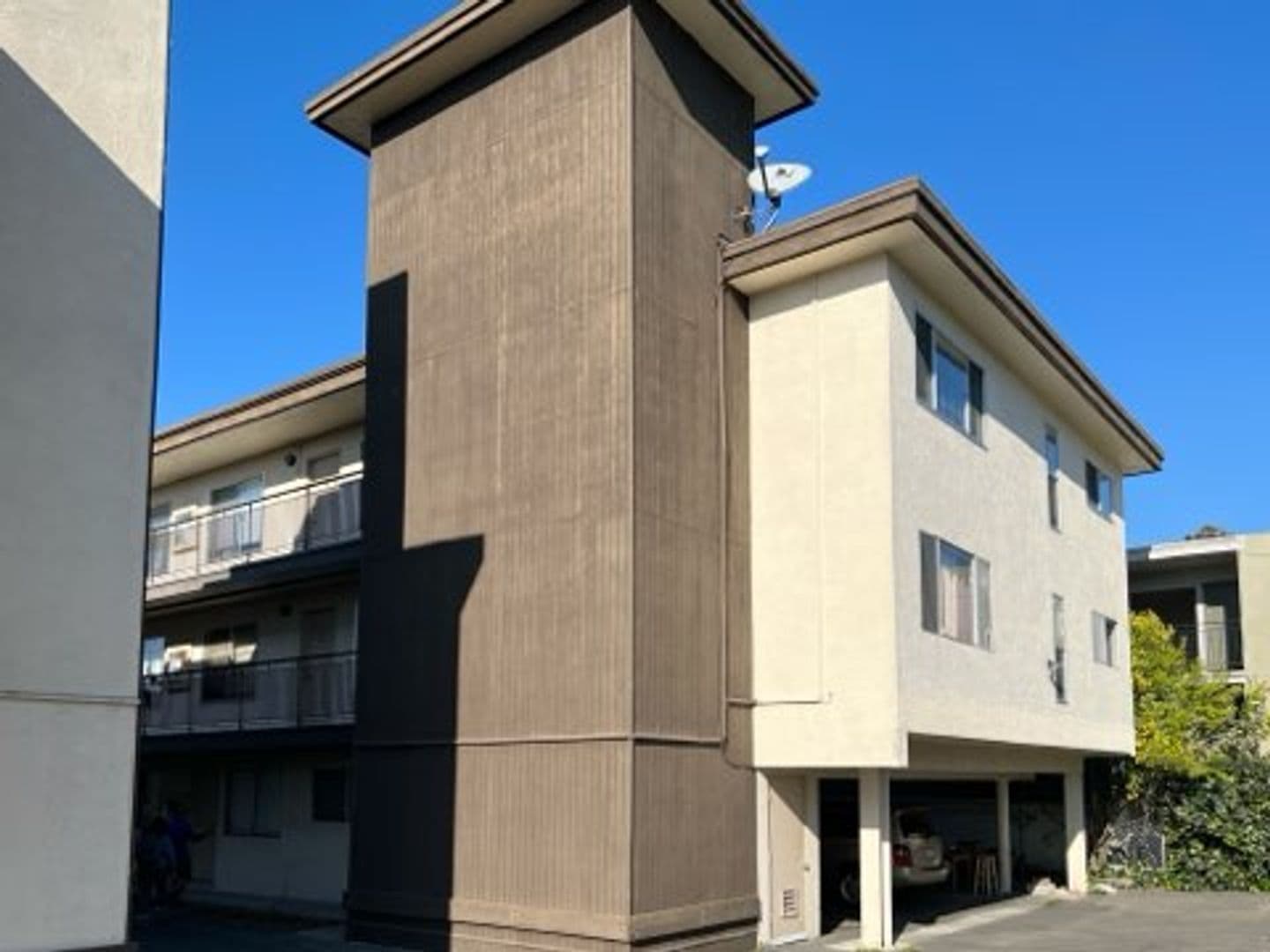 Berkeley Apartment: 2431-33 & 2435 Grant St.