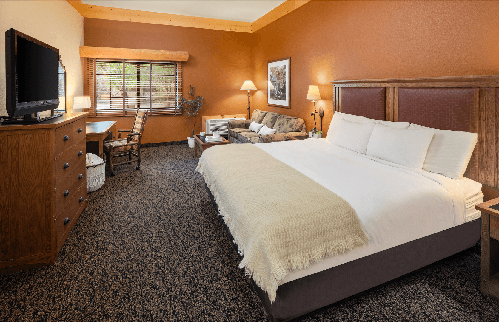 Rothschild Apartment: 805 Creske Ave