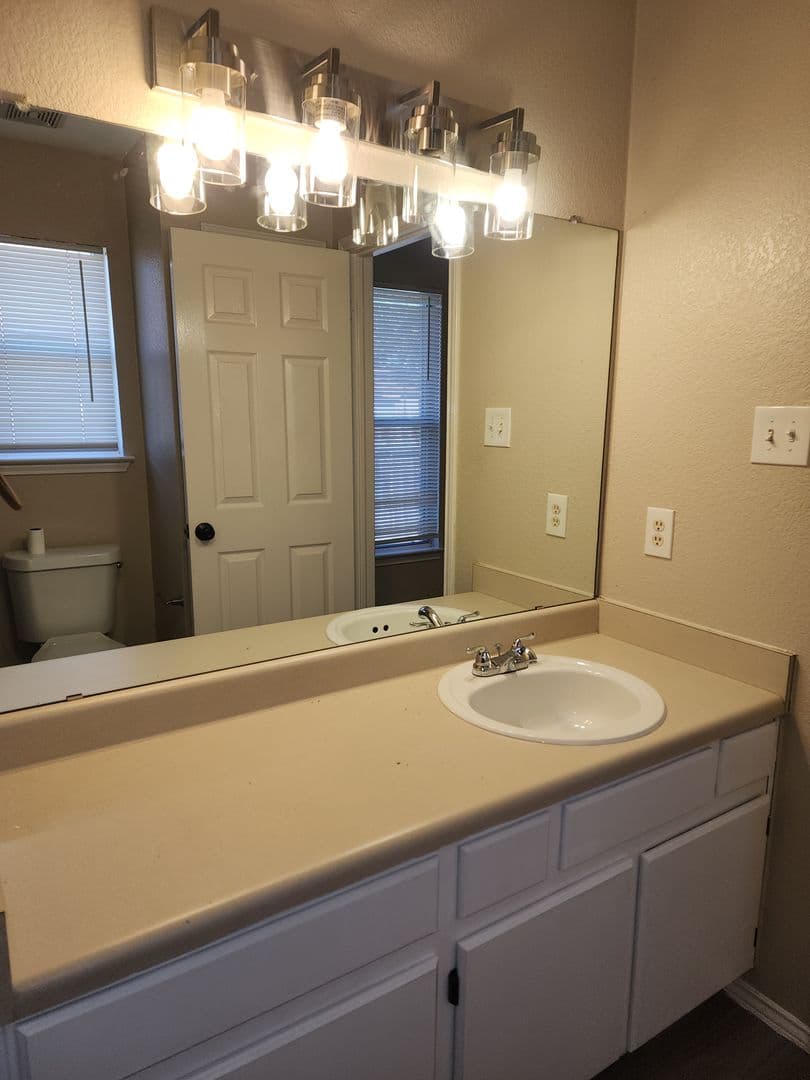 Cedar Park House: 2007 Coachlamp Drive