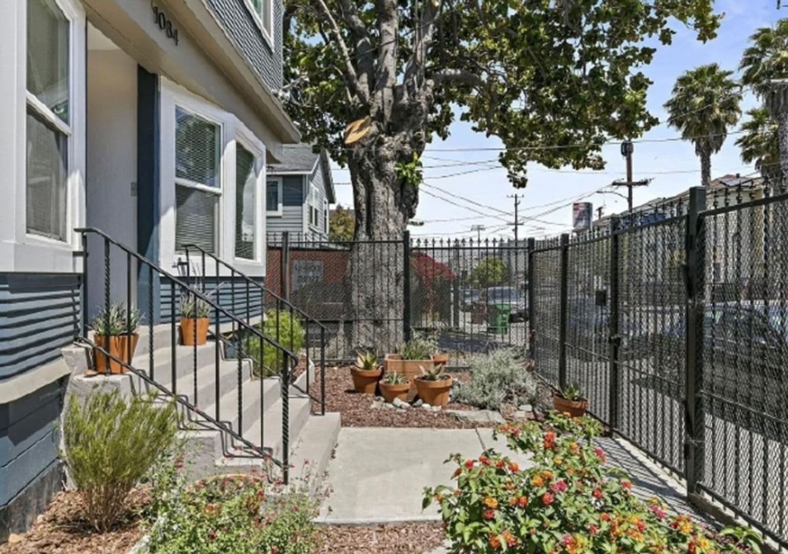 Oakland Apartment: 1084 24th St