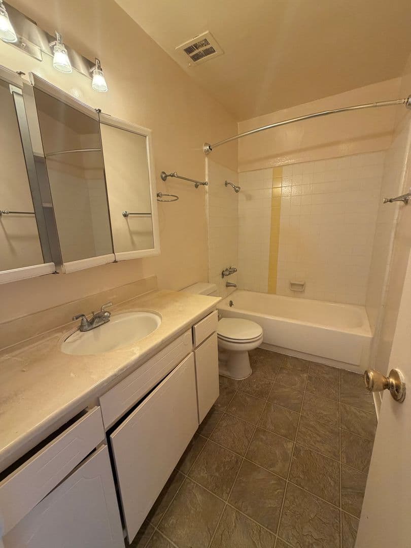 Santa Monica Apartment: 2210 3rd St