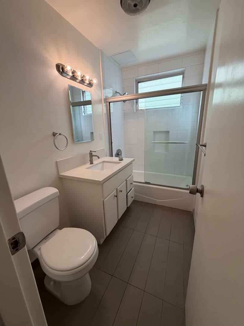 Los Angeles Apartment: 1347 North Poinsettia Place