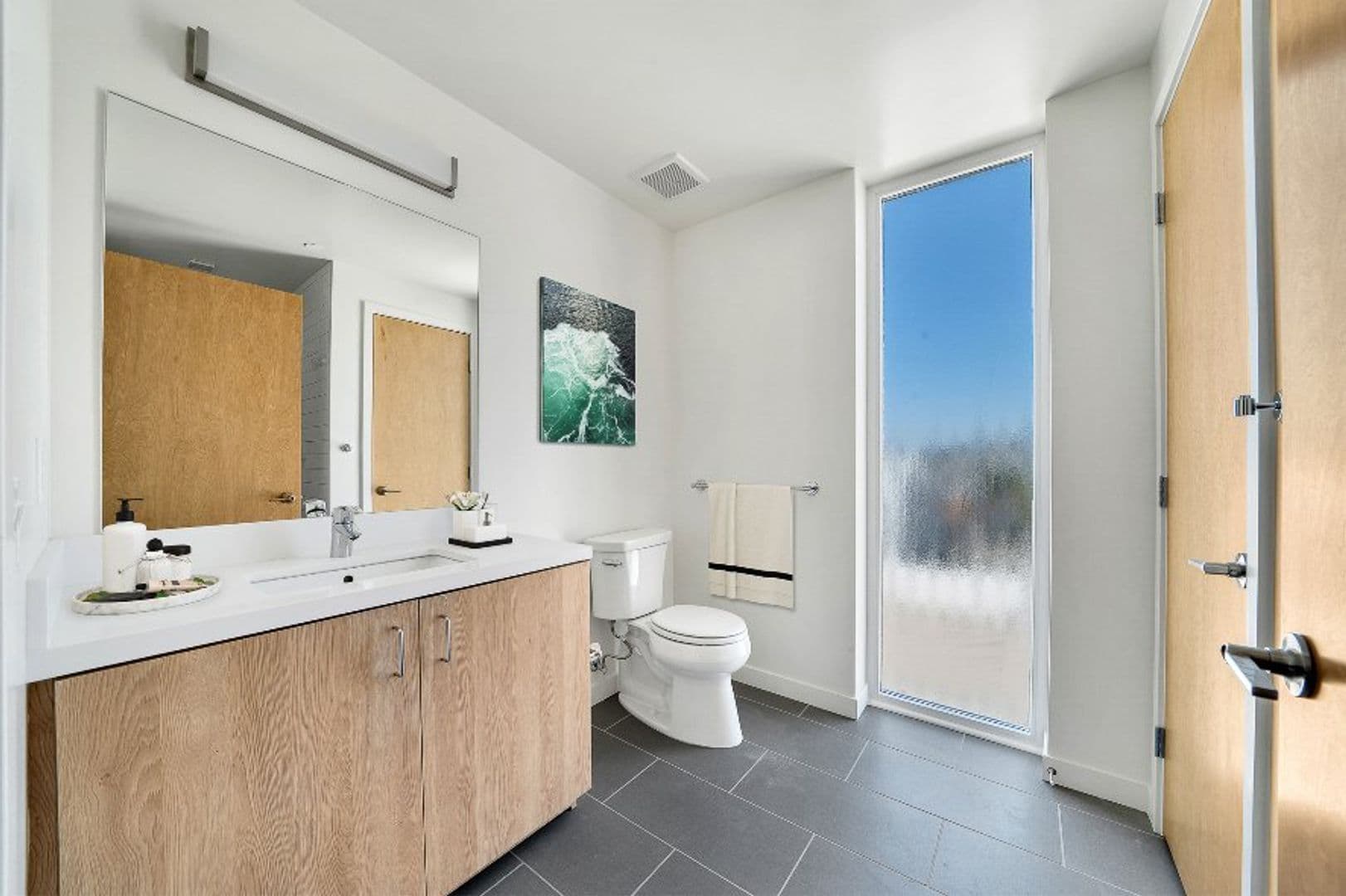 Los Angeles Apartment: 6762 Hawthorn Ave