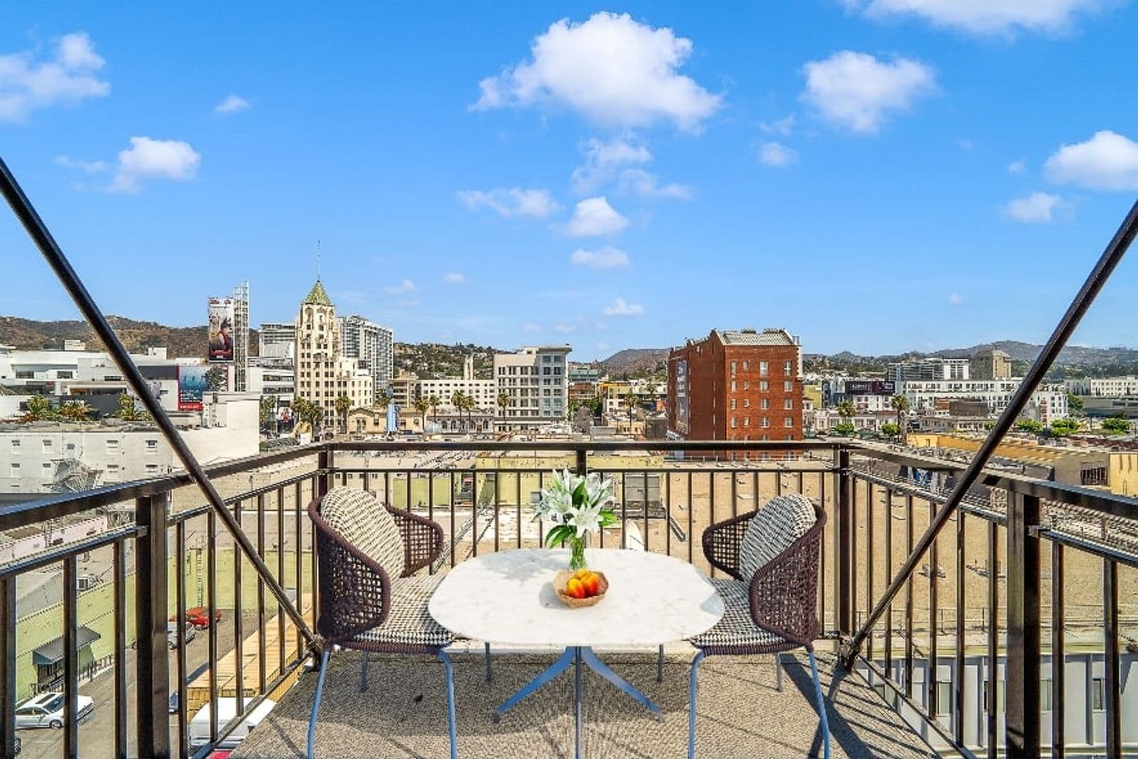 Los Angeles Apartment: 6762 Hawthorn Ave