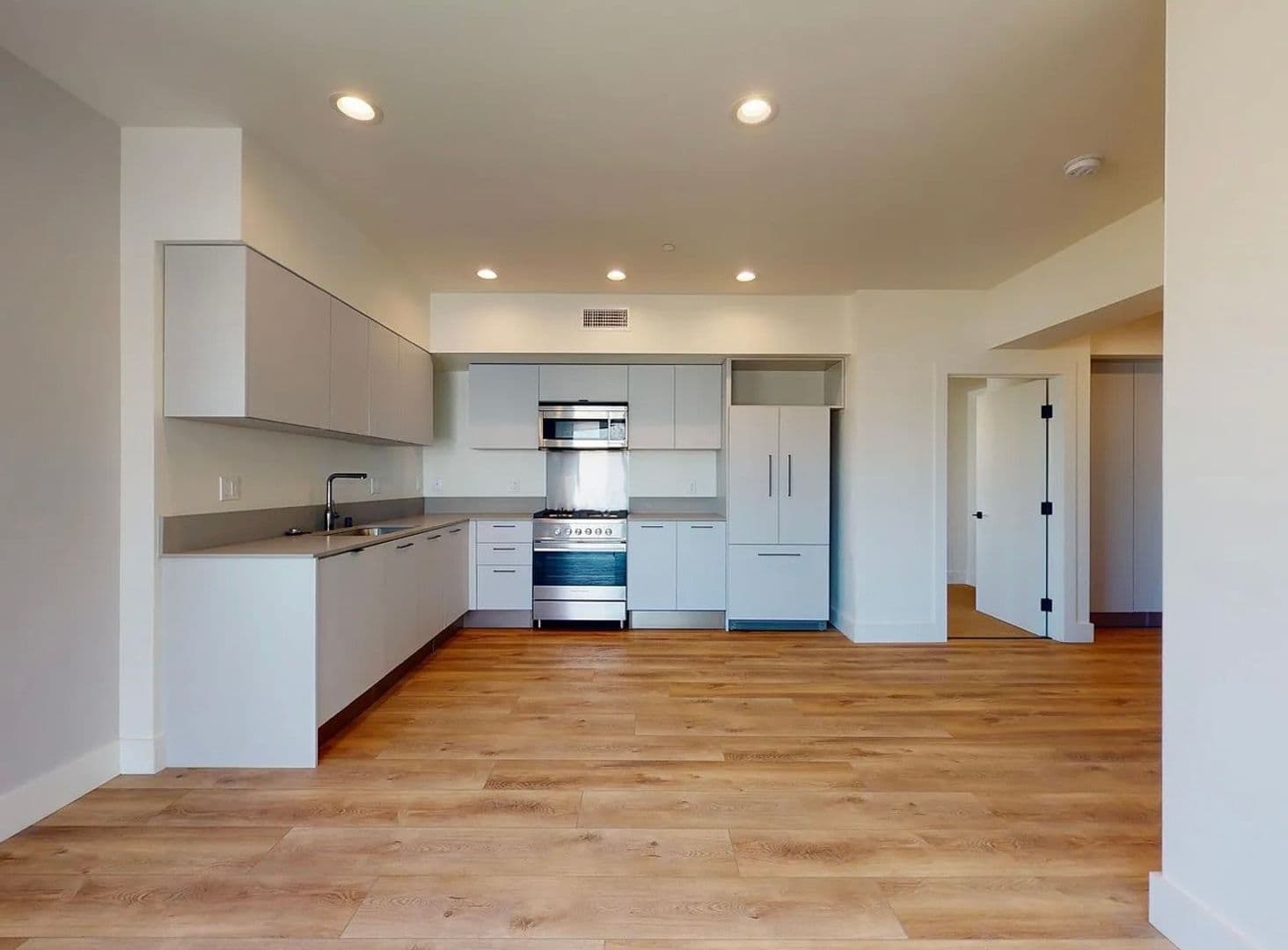 Los Angeles Apartment: 4807 Elmwood Avenue