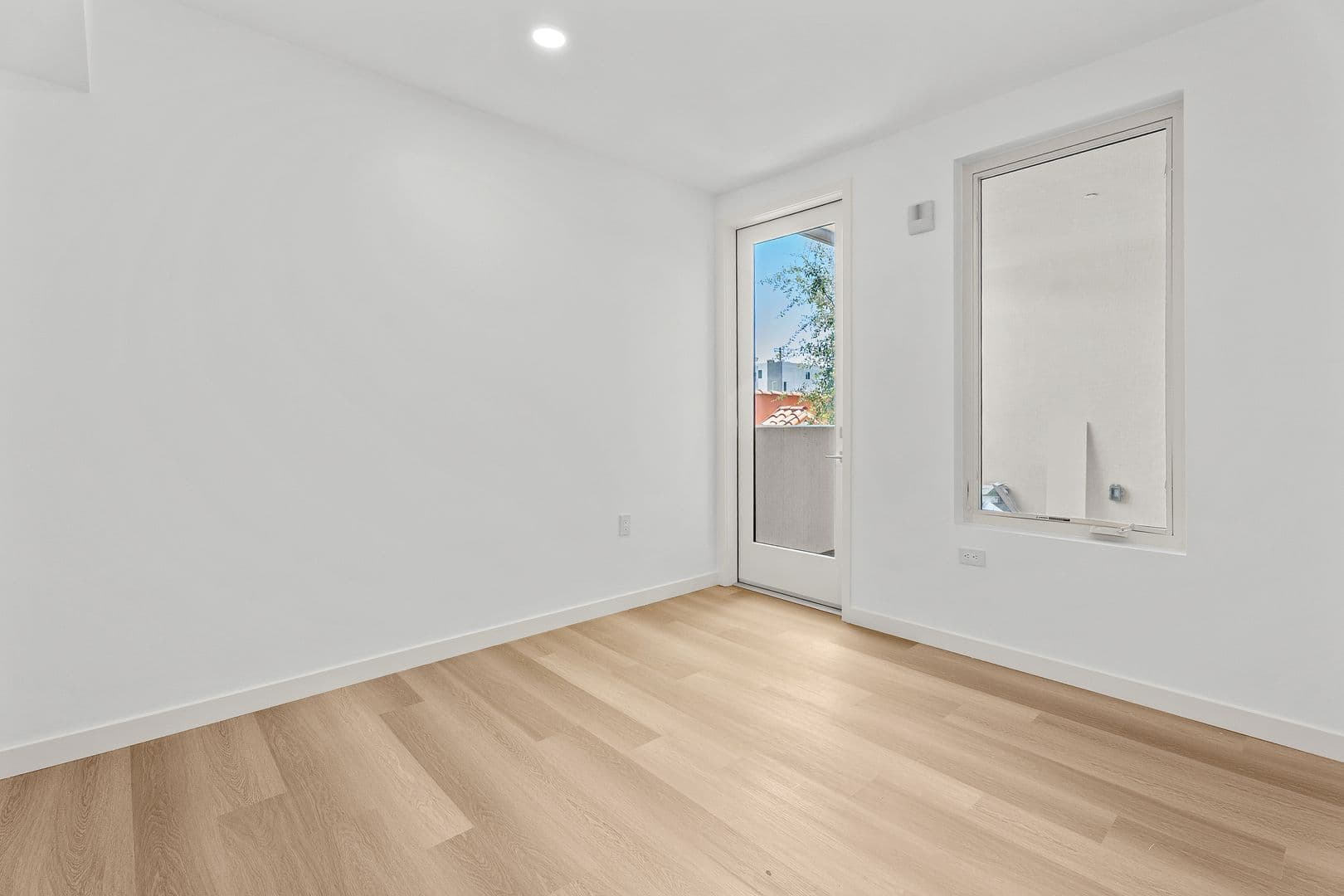 Los Angeles Apartment: 1233 S. Dunsmuir Avenue
