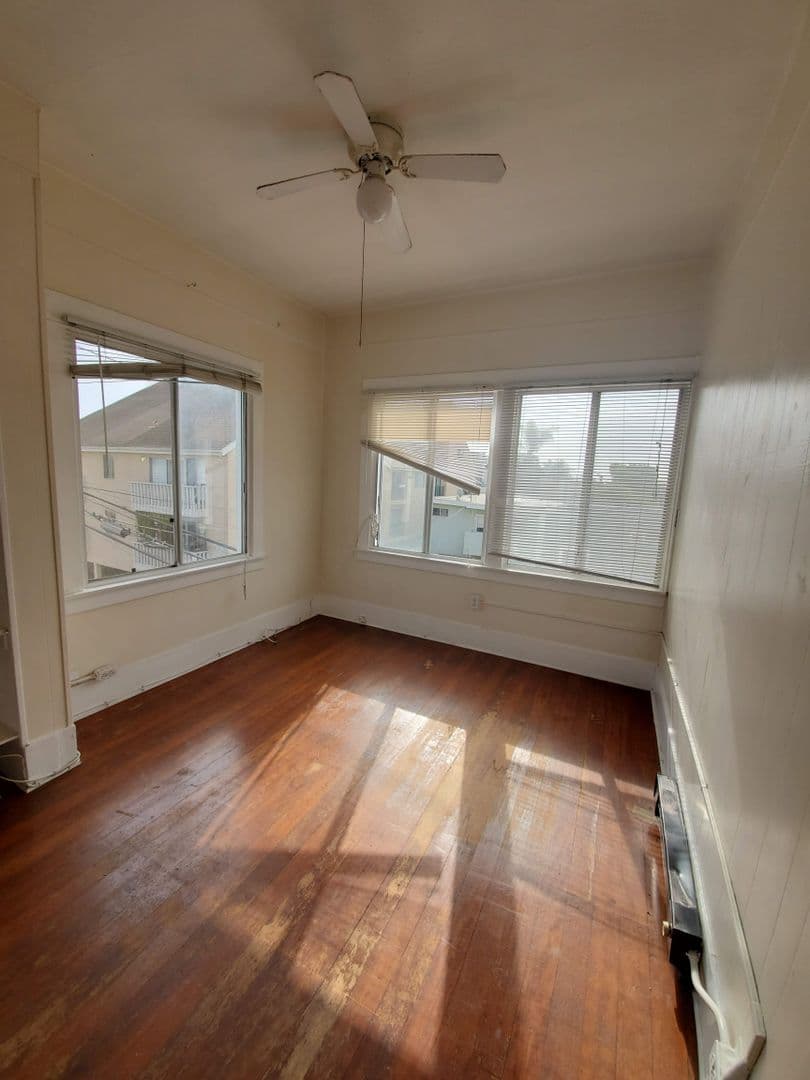 Venice Apartment: 30 Dudley Ave