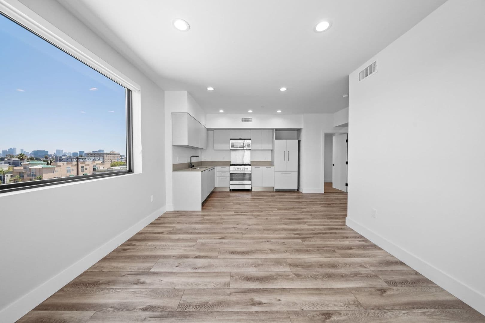 Los Angeles Apartment: 4807 Elmwood Avenue