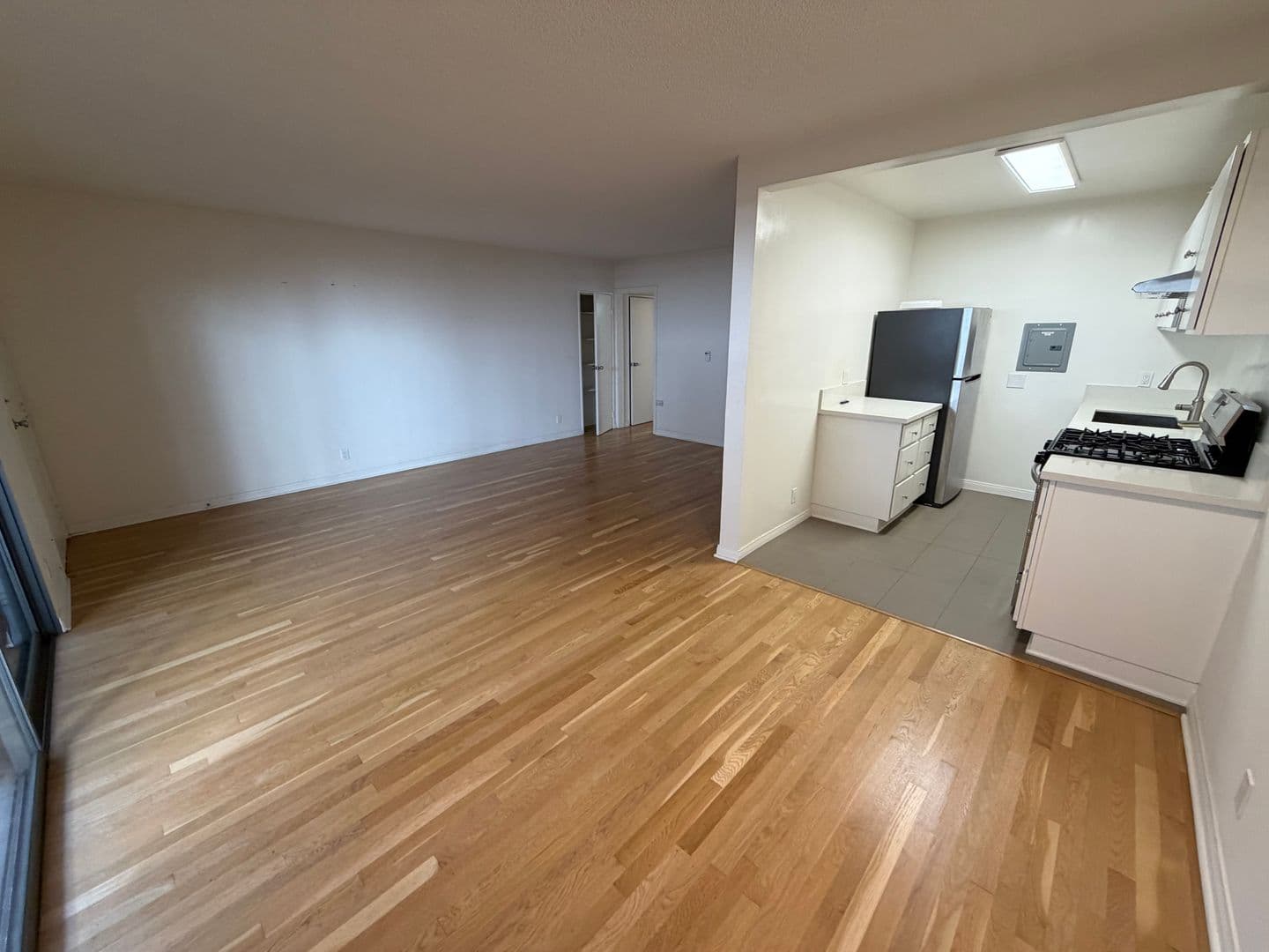 Los Angeles Apartment: 1347 North Poinsettia Place